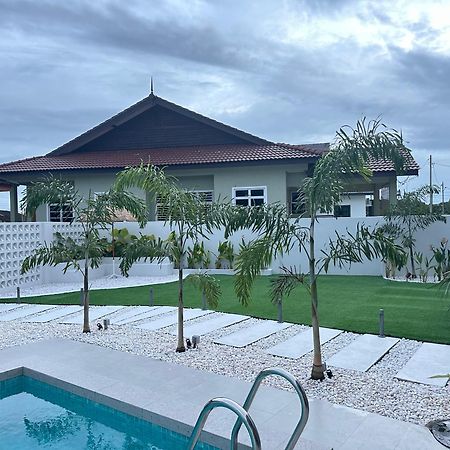 Home In Terengganu With Private Pool Куала-Тренгану Экстерьер фото