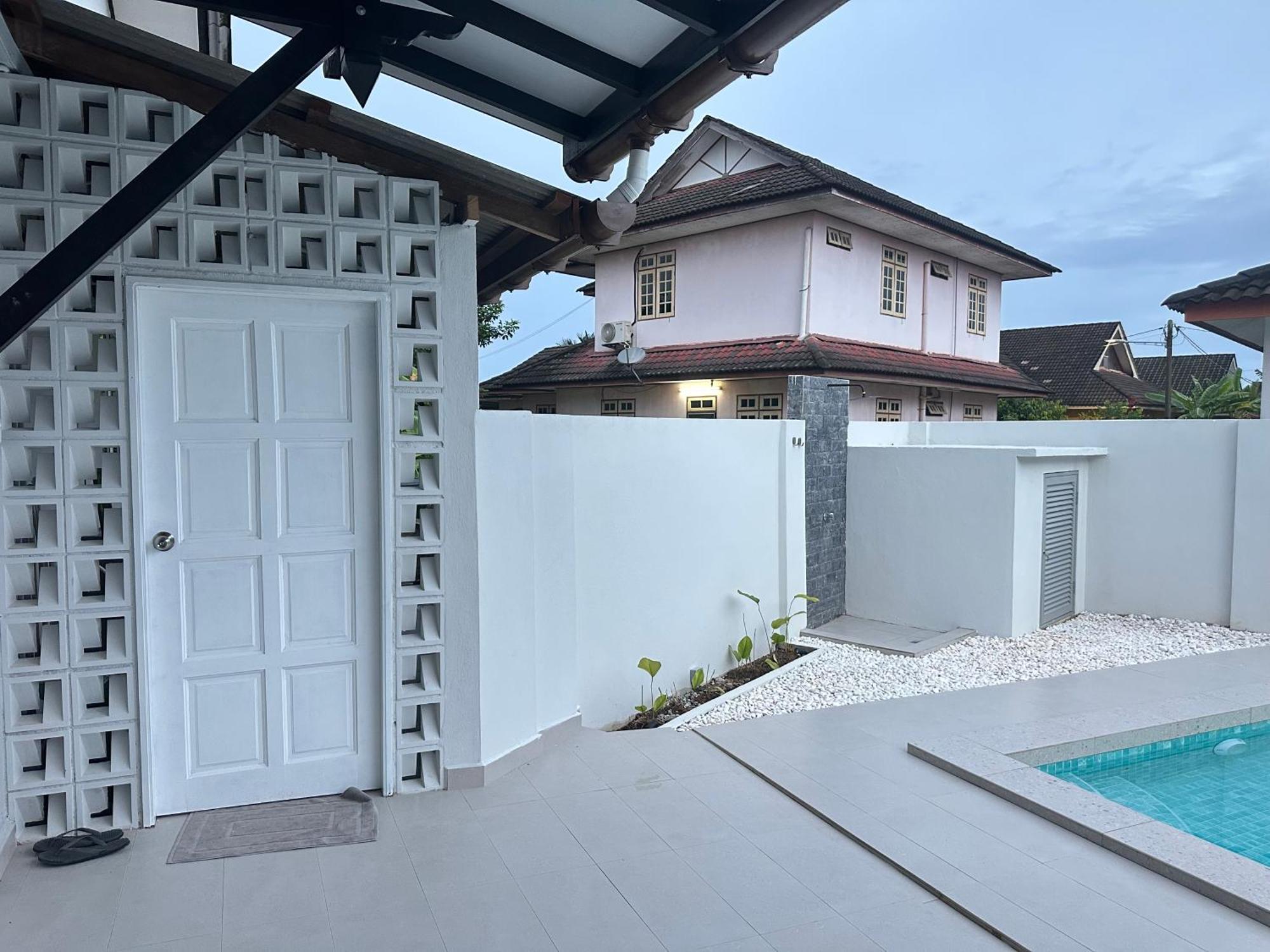 Home In Terengganu With Private Pool Куала-Тренгану Экстерьер фото